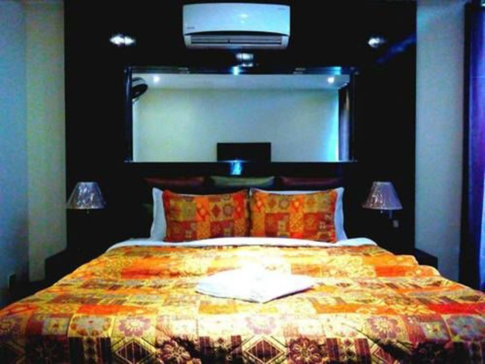 Bling Hotel International Multan Exterior foto
